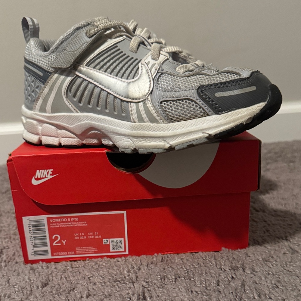 Nike Kids Vomero 5 Silver and Gray Sneakers
